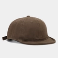 Detalle de gorra de béisbol marrón oscuro con ala corta y textura de algodón de sarga - Ajustable / Marrón Oscuro