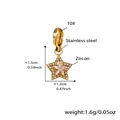 Detail eines vergoldeten Sternanhängers mit Zirkonia-Inlay und Karabinerverschluss - 3D Stern Zirkon Anhänger / Goldener Doppelstern Zirkon