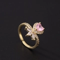 Macro d'une bague ajustable plaquée or avec zircon rose en forme de cœur et pierres fines - Style Coeur Papillon Romantique