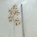 Vue détaillée de feuilles de houx artificielles dorées de 42cm avec règle de mesure - Feuille de Millet Dorée