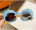 Lunettes de soleil enfant dinosaure bleu avec pointes vertes et verres gris - Bleu