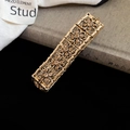 Dettaglio di un fermaglio vintage dorato con strass ambrati e motivi floreali traforati - Stile Floreale Cavo / Oro-Fiore