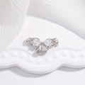 Makroaufnahme einer silbernen Schleifenschließe mit Herzkristallen für DIY-Schmuck - Silber Schleife Verschluss / 12.5*20.5mm