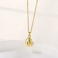 Detailopname van de gouden druppelvormige hanger met zirkoon op wit keramiek - Goud