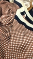Carré en soie avec motifs de chaînes géométriques en orange et bleu marine élégant - Géométrique à Cercles Rouges