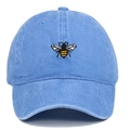 Gros plan détaillé de la broderie d'abeille sur une casquette en coton lavé bleu ciel délavé - Réglable / Rose bonbon