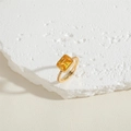 Makroaufnahme von vergoldetem offenem Ring mit gelbem Zirkon und seitlichem Kristall-Pave - Einstellbar Offen / Kristallgelber Zirkonia-Ring