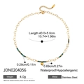 Dettaglio della collana in acciaio inossidabile con perle verdi e ciondolo a cuore - Stile Cuore Cavo in Oro 18K e Pietra Verde (JDN0204056)