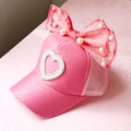 Cappellino rosa da bambina con fiocco in pizzo, perle e cuore di strass in rete - Cappello trucker / Rosa Rosso