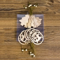Pendenti natalizi in legno traforato con renne e alberi in una scatola trasparente - Stile dell'Albero e della Renna