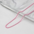 Détail du collier chaîne vénitienne rose macaron avec finition laquée mate lisse - Rose Clair
