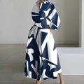 Detail van blauw-witte jurk met geometrische print, lange mouwen en strikceintuur - S / Onderkant (5082#) / Marineblauw Bloemenprint