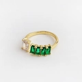 Dettaglio dell'anello dorato con uno zircone bianco e quattro zirconi verdi rettangolari - Aperto Regolabile / Verde