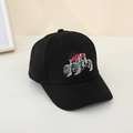 Dettaglio del ricamo colorato del monster truck su un berretto da baseball nero per bambini - 52cm 3-6 Anni / Nero