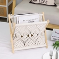 Zeitungsständer im Boho-Stil mit X-förmigem Echtholzgestell und handgewebtem Baumwollnetz - Desktop Macrame Rack