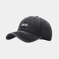 Dettaglio del ricamo ADULTISH su cappellino da baseball in cotone lavato grigio scuro e cuciture - Nero
