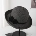 Detailansicht eines dunkelgrauen Strohhuts mit schwarzen Stoffrosen und elegantem Band - M(56-58cm) / Schwarz