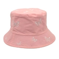Dettaglio del ricamo a farfalla bianca su un cappello a secchiello in tela rosa - M (56-58cm) / Rosa