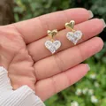 Pendientes de corazón bañados en oro de 18K con cristales de circonita brillantes - Stud aretes