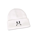 Dettaglio ravvicinato del berretto in maglia bianca con emoji triste ricamata nera - M (56-58cm) / Bianco - Espressione Faccia Triste