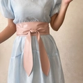 Détail de la ceinture corset rose en cuir PU avec un grand nœud décoratif sur robe - Rose