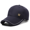 Herren Baseballkappe in Dunkelblau mit Metallemblem und grauer Paspelierung am Schirm - Verstellbar / Marineblau