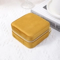 Portagioie quadrato portatile in velluto giallo senape con cerniera dorata per viaggi - Ambra