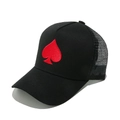 Schwarze Trucker Cap mit roter Herz-Pik-Stickerei und atmungsaktivem Mesh-Gewebe - M(56-58cm) / Schwarz