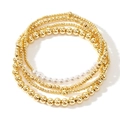Set di cinque braccialetti impilabili chic con perle in metallo dorato e perle bianche - Perline Dorate e Perle Artificiali Sovrapposte (JS-S24062201A)