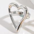 Detailopname van een gepolijste zilveren holle hartring met minimalistisch ontwerp - Minimalistische Grote Hart Holle Stijl / Zilver