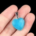 Pendentif cœur en turquoise bleue avec fermoir en métal argenté tenu à la main - Jade Bleu (Teinté)