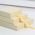 Schwebende PE-Geschenkboxen in Creme in den Größen S, M und L auf weißem Hintergrund - 7*7*2cm / Milchkaffee