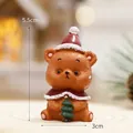 Mini statuetta orsetto di Natale con cappello rosso e mantello con albero - Stile Orso di Natale(24957)