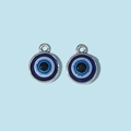 Antik-silberner Evil Eye Anhänger mit blauen Emaille-Details und Metallöse - Silberner runder blau-weißer Augenanhänger