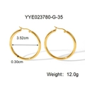 Dettaglio di orecchini a cerchio dorati in acciaio inox con misure da 3,52 cm - Oro (3.52cm)