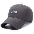Casquette de baseball gris foncé avec broderie Seattle blanche en coton doux - Réglable / Gris