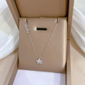 Detailaufnahme der Lucky Star Anhänger-Halskette mit Silberkette in Schmuckbox - Titanstahl / Silber (K508 Silber)
