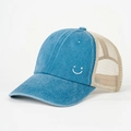 Dettaglio del cappello trucker in denim blu slavato con rete e ricamo smiley bianco - Regolabile / Blu lago