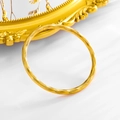 Detail van holle spiraalstructuur 18k vergulde roestvrijstalen armband op vintage lijst - Fijn Spiraalpatroon
