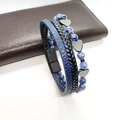 Dettaglio di un bracciale multistrato in pelle blu con perle e chiusura cuore - Bracciale a Cuore in Pietra a Macchie Blu 21cm