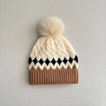Dettaglio del berretto in maglia con pompon, motivo geometrico e polsino a coste - 2-5 Anni / Beige