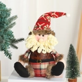 Süßer Weihnachtsgnom aus Stoff mit langer Strickmütze und rot-grüner karierter Hose Deko - Sitzende Haltung / Weihnachtsmann
