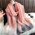 Detalle de bufanda de gasa rosa y gris con borde metálico dorado en un maniquí negro - Patchwork Rosa y Gris