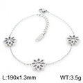 Pulsera de margarita plateada con piedras preciosas claras sobre fondo blanco - Pulsera / Color Acero