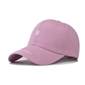 Dettaglio del cappellino rosa in cotone con ricamo 3D lettera B e scritta Boston 1967 - Regolabile / Rosa Chiaro