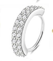 Detailopname van een zilveren neusring met drie rijen micro-pave witte zirkoonstenen - Drie Rijen Pavé Ronde Zirkonia / Zilver