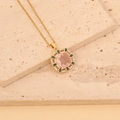 Collier en or avec pendentif cristal rose et détails verts sur plaques en pierre - Rose