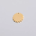 Vista macro de colgante de flor dorada pulida con bordes ondulados para joyería DIY - 18mm / Dorado