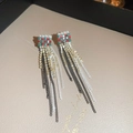 Dettaglio orecchini a nappa floreale con strass verdi e rossi e piccole perle - 98# 925 Sterling Silver Earring Post - Oro Perla Nera Nappina