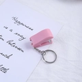Draagbare roze mini-nietmachine sleutelhanger voor studenten met schattig weer-baby design - Kersenbloesem Roze